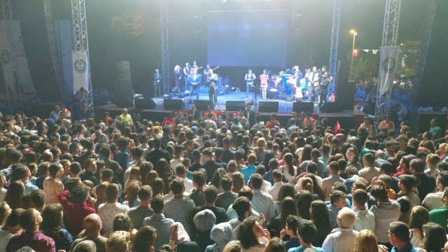 Akhisar&#039;da konser veren Hande Yener yüzlerce kişiyi coşturdu.