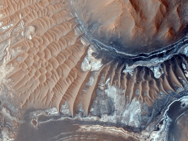 NASA, 40 milyon dolar değerinde bir kamerası bulunan uzay aracının Mars'ta çektiği kareleri yayınlandı.

ABD'deki Arizona Üniversitesi'ndeki ekip tarafından kontrol edilen NASA'nın 'Mars Reconnaissance Orbiter' isimli aracı, 2006'dan beri Kızıl Gezegen hakkında bilgi topluyor.

Elde edilen yüksek çözünürlüklü fotoğraflar sayesinde bilim insanları gezegenin yüzeyindeki değişiklikleri yakından takip ediyor.