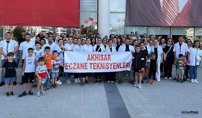 Akhisarlı eczane teknisyenlerinden "Cumartesi" tepkisi!