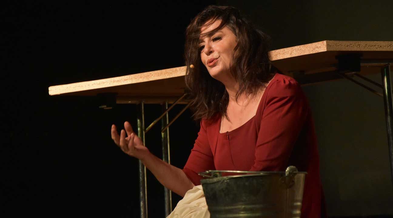 Nazan Kesal'dan, Akhisar'da "Yaralarım Aşktandır" tiyatro performansı