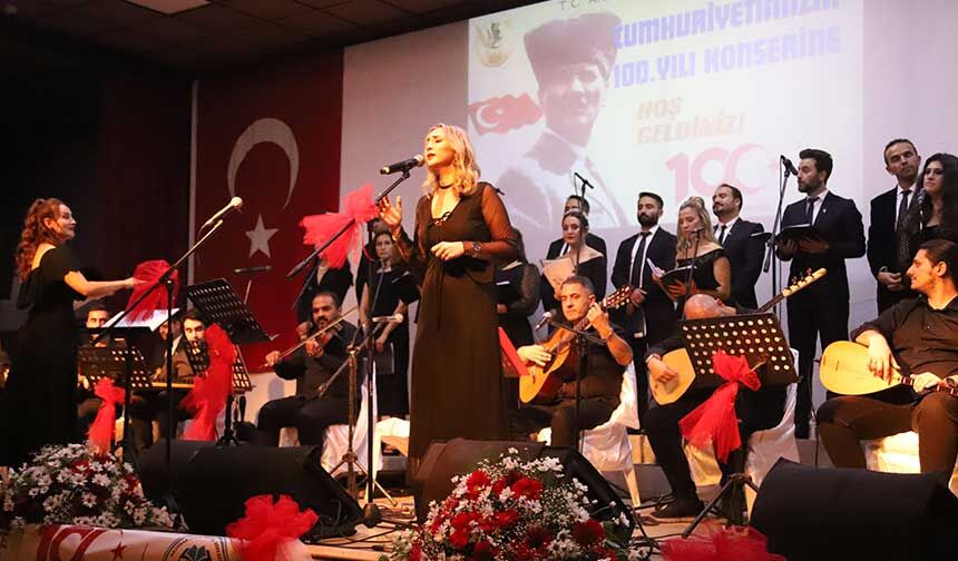 Akhisar'da müzik öğretmenlerinden muhteşem 100. yıl konseri