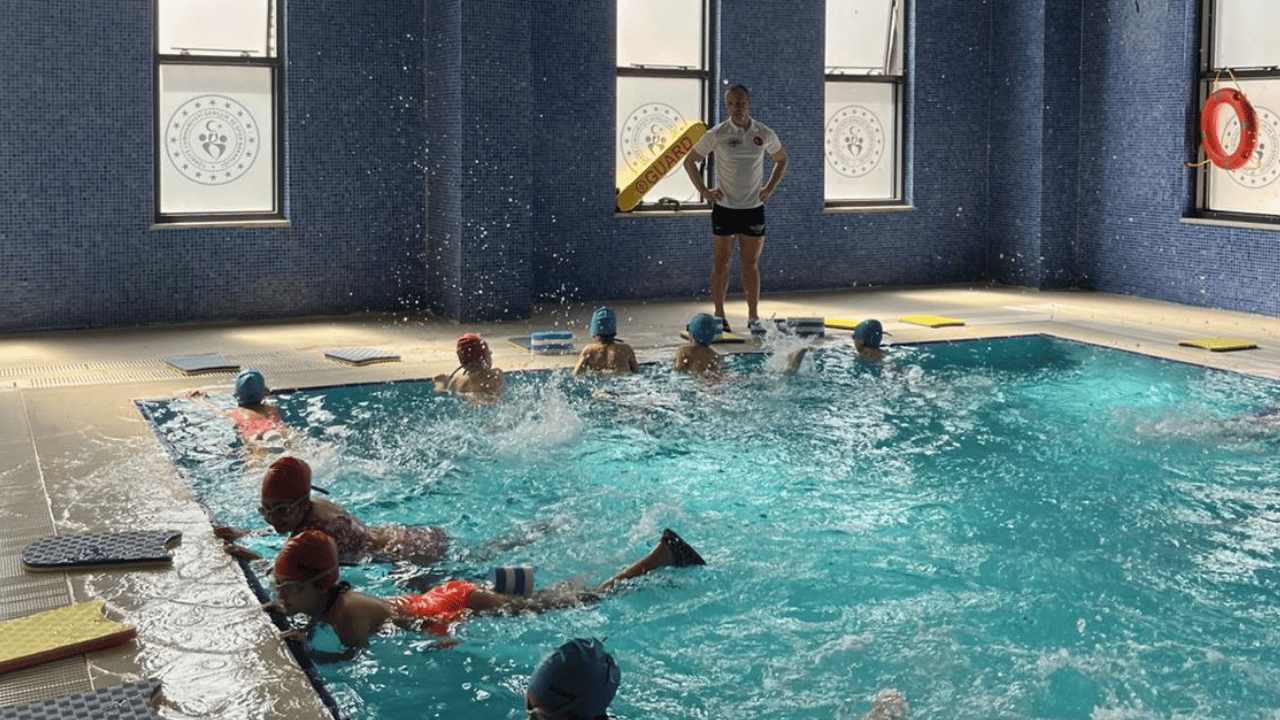 Akhisar’da “Yüzme Bilmeyen Kalmasın” Projesi Başladı