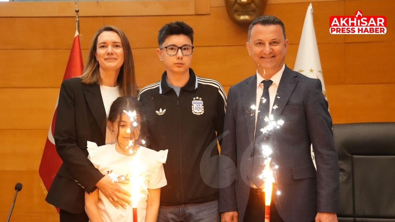 Akhisar Belediyesi’nde Başkan Kayserili’ye Sürpriz Kutlama