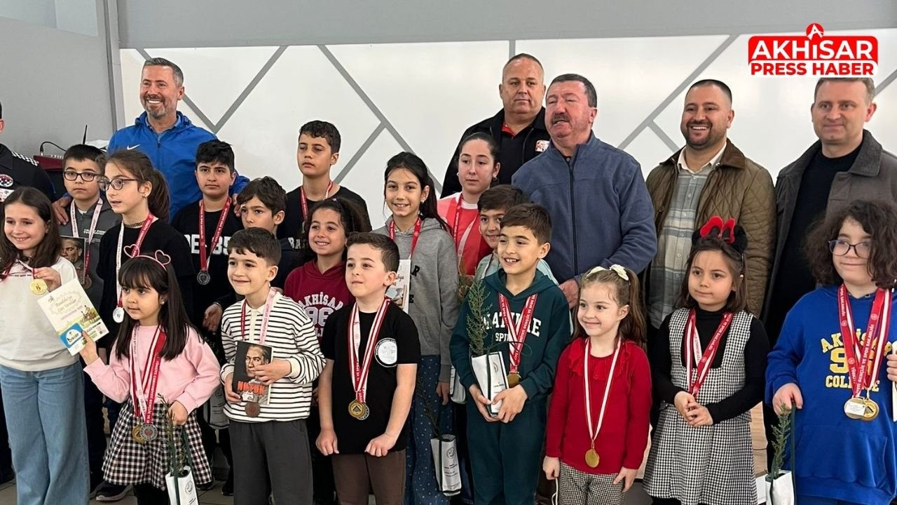 Akhisar’da 23 Nisan Satranç Turnuvası Büyük İlgi Gördü