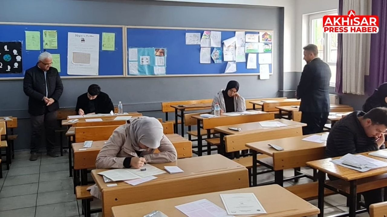 Akhisar’da Umre Ödüllü Bilgi Yarışması Sınavı Yapıldı