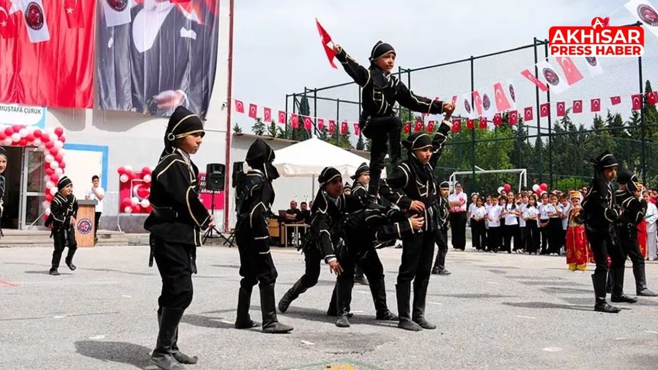 Akhisar’da 23 Nisan’da Müzikli Gösterilere Ara Verildi