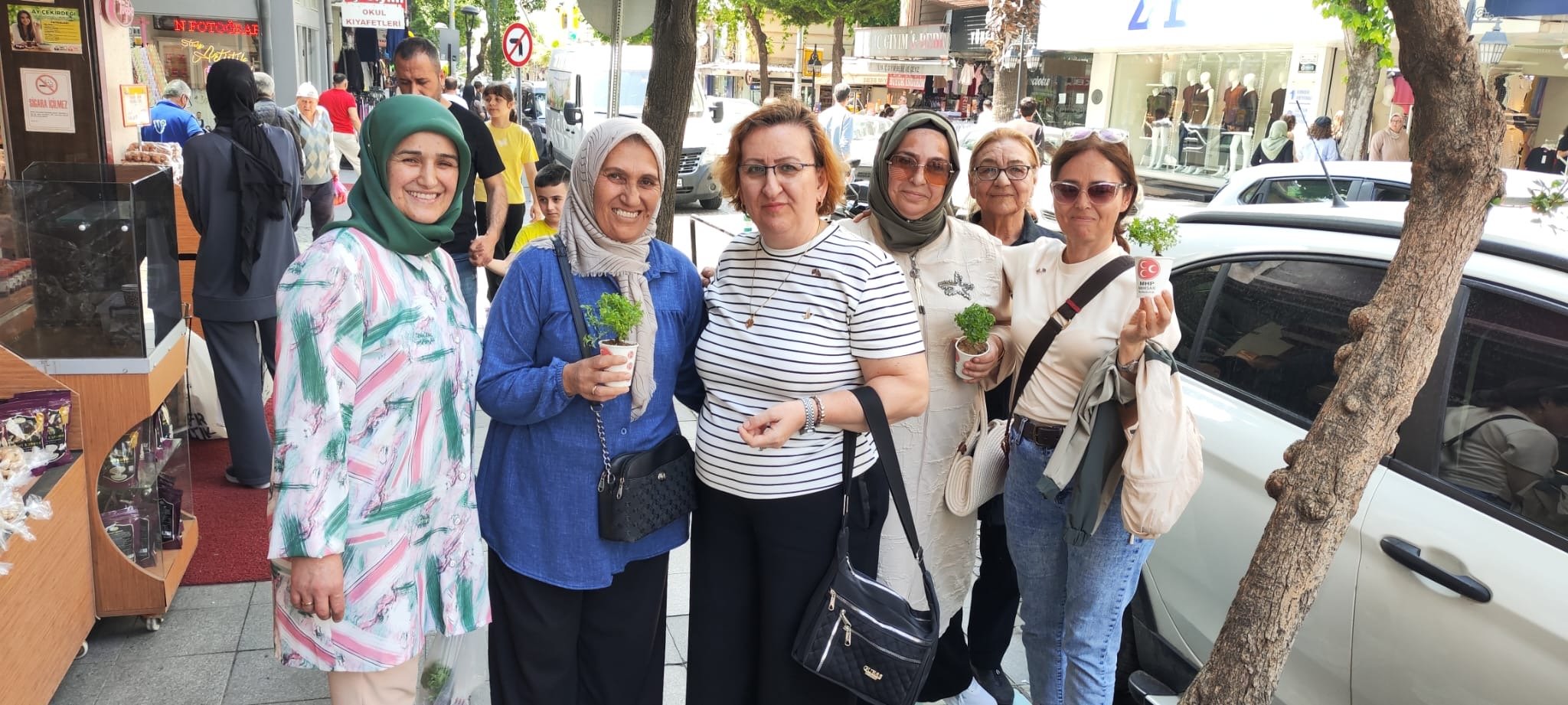 MHP Akhisar Kadın Kolları’ndan Anneler Günü’nde Esnafa Çiçekli Ziyaret