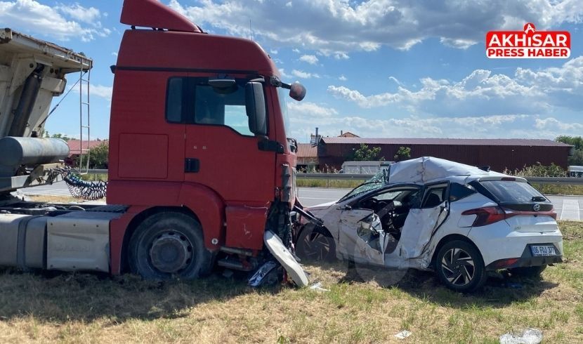Akhisar’da Trafik Kazası: 3 Kişi Yaralandı
