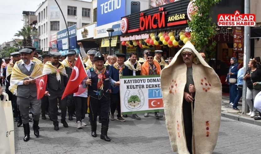 Mehter Sesleriyle Yörük Göçü Coşkusu Akhisar Sokaklarını Sardı