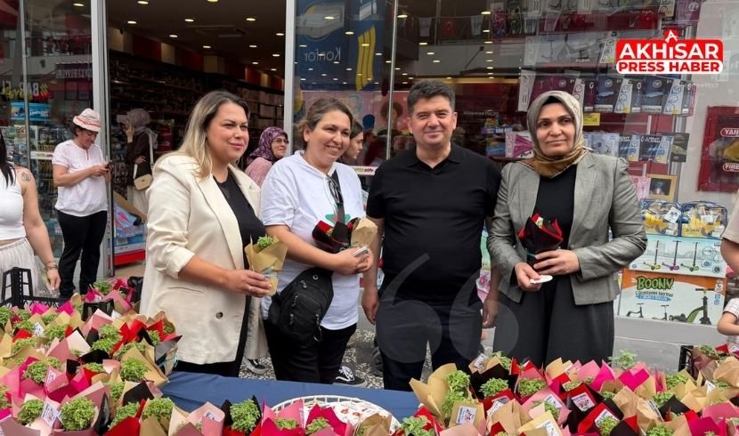 Novada Outlet Akhisar’dan Anneler Günü’nde 3 Bin Çiçeklik Sürpriz