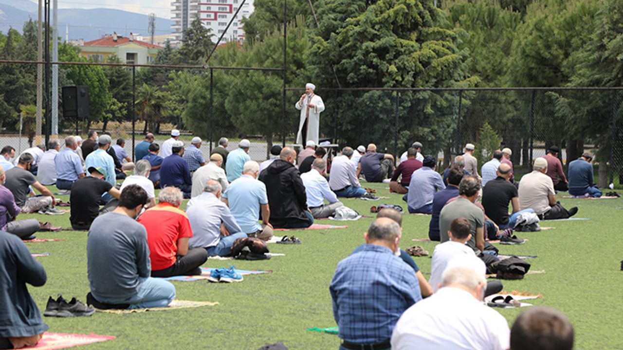 Akhisar'da 74 gün sonra Cuma namazı kılındı