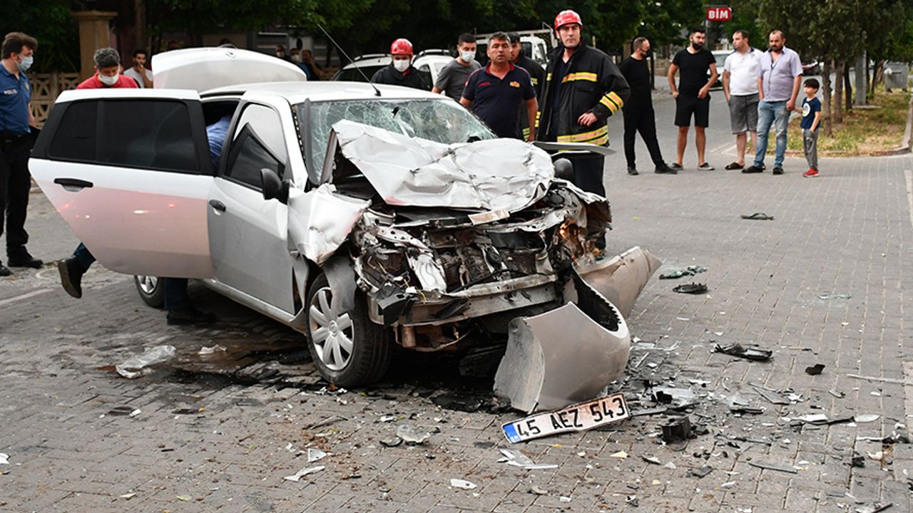 Akhisar'da trafik kazasında 2 kişi yaralandı!