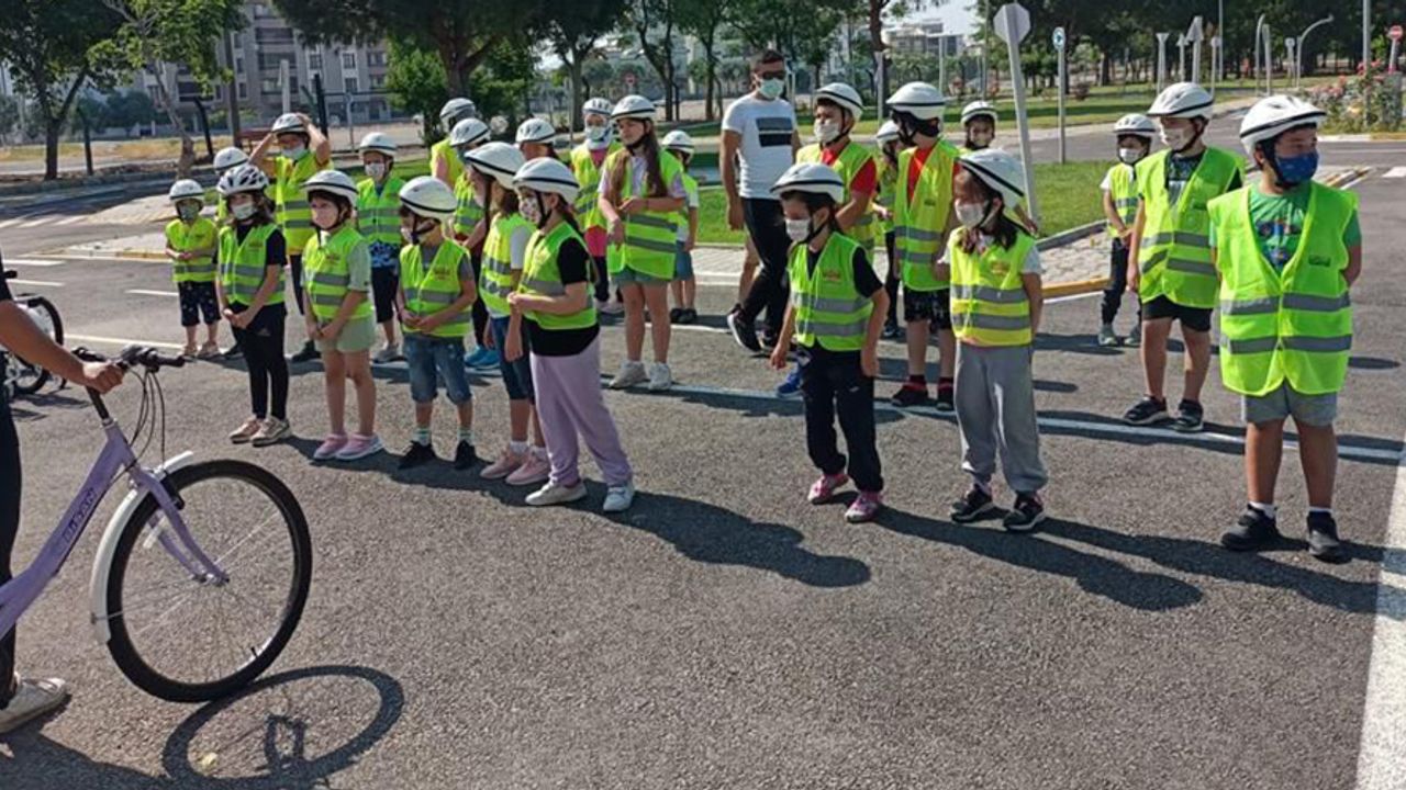 Bisiklet Trafik Eğitim Parkı’nda hem öğreniyor hem eğleniyorlar