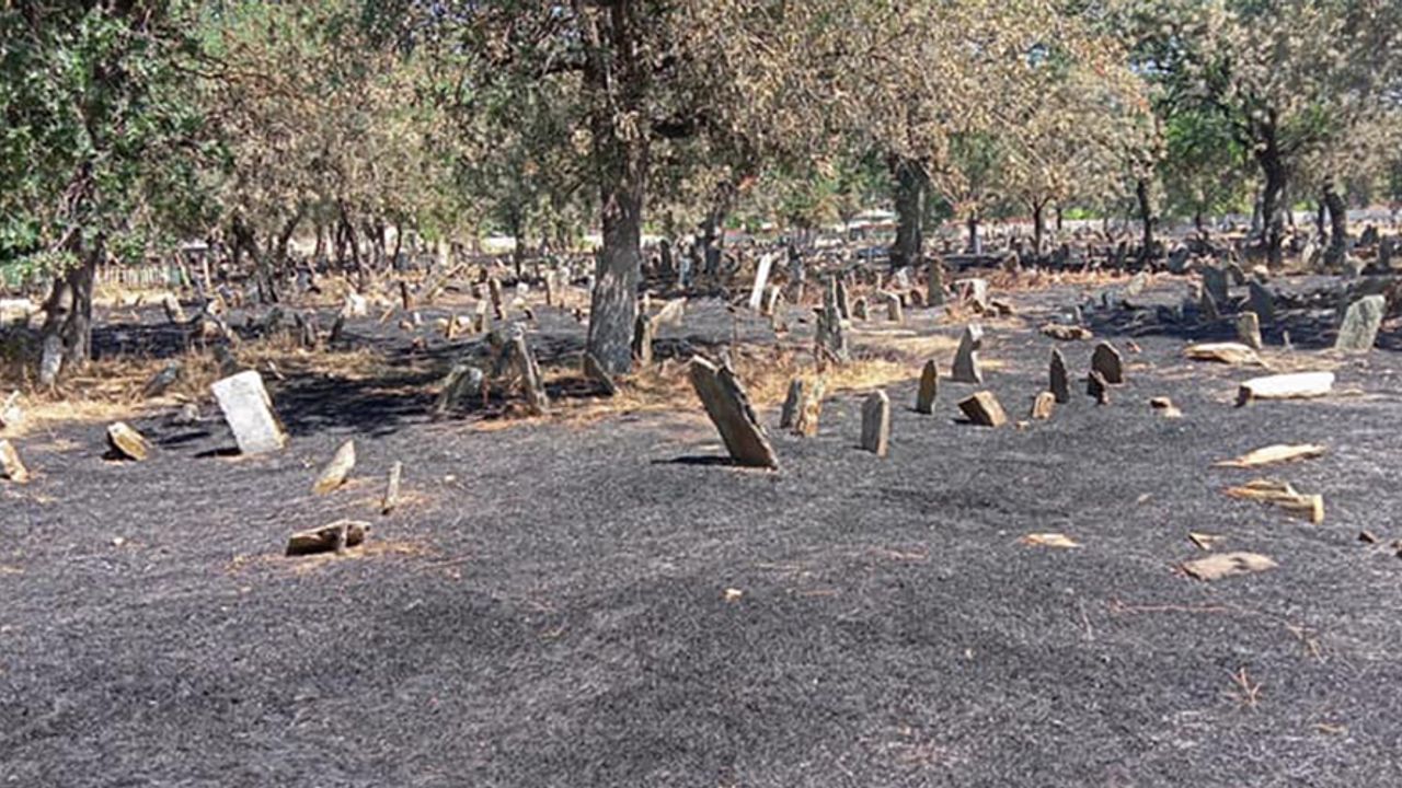 Akhisar'da mezarlık yakılarak mı temizlendi?