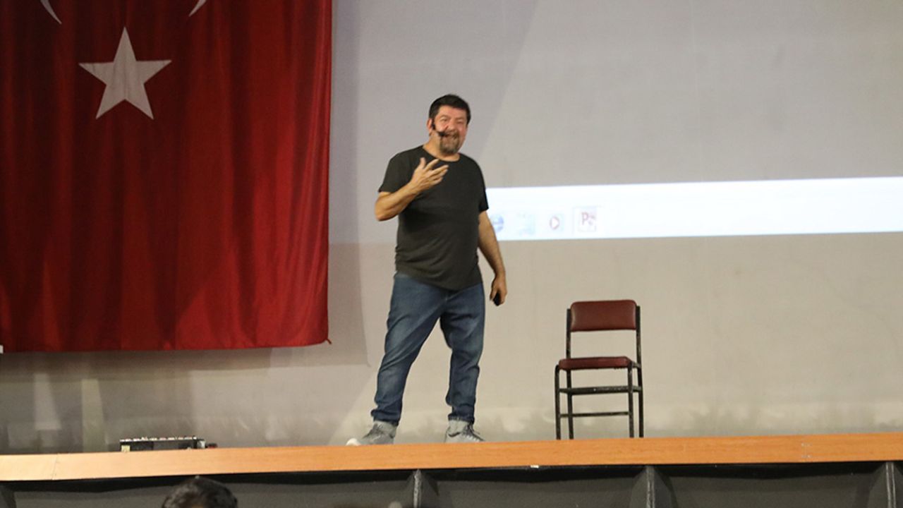 Türkiye'nin en ilginç tarih öğretmeni Cumhur Sarı Akhisar’da sahne aldı