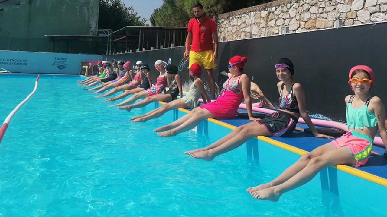 Akhisar’da yüzme kurslarına yoğun ilgi