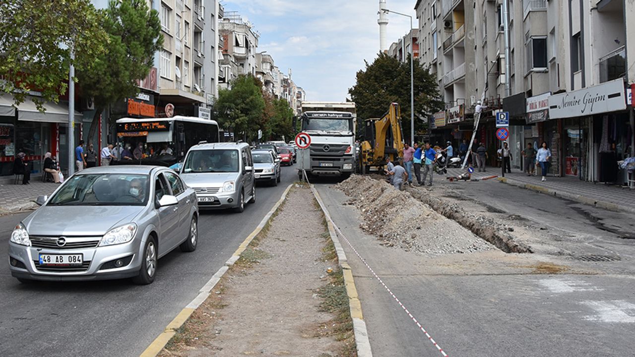 Büyükşehir Akhisar'da prestij caddeleri için kazmayı vurdu!
