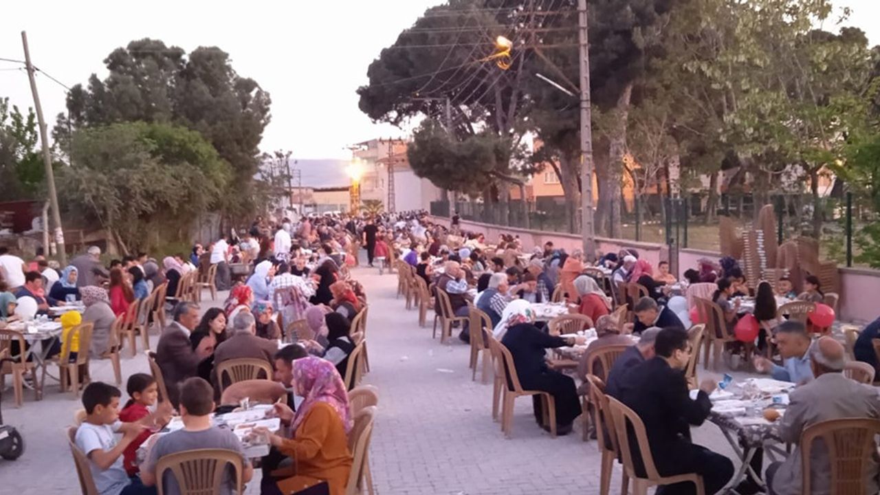 AK Parti'den Seyitahmet Mahallesinde gönül sofrası iftarı