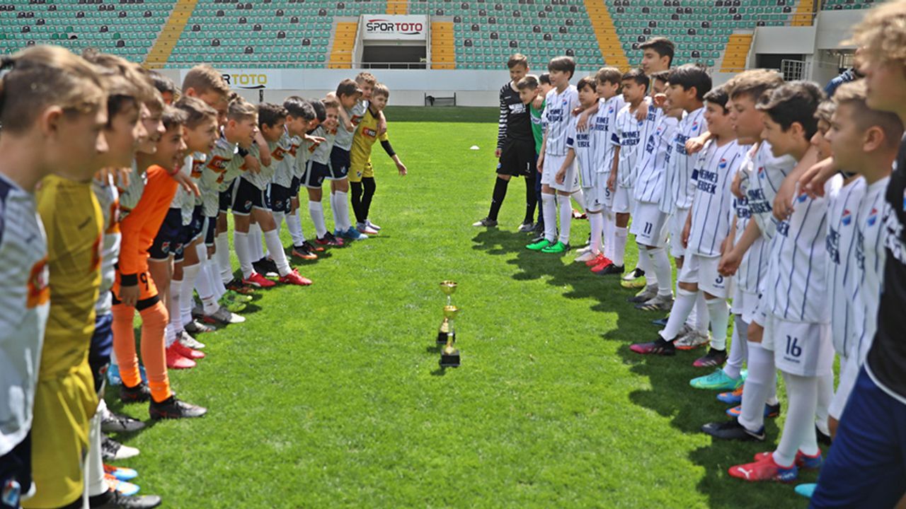 Akhisar Belediyesi Bahar Turnuvası bahar tadında sona erdi