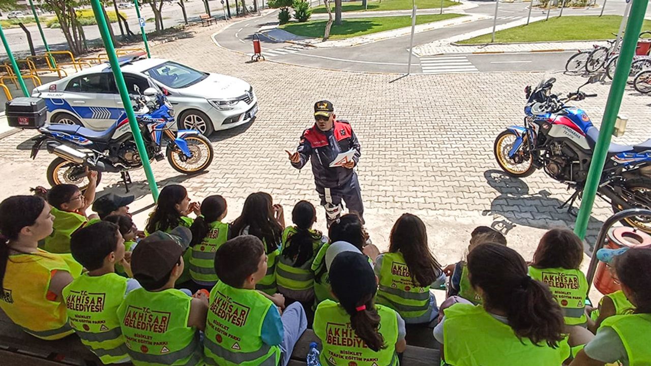 Öğrencilere Jandarma ve Polisten uygulamalı trafik eğitimi
