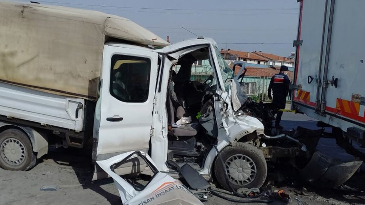 İşçi taşıyan araç kamyona çarptı: 10 yaralı!