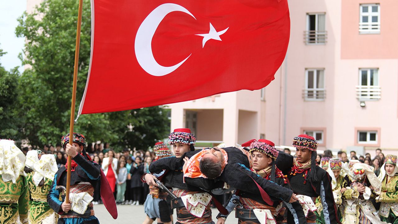 Akhisar'da Atatürk'ü Anma ve Gençlik Spor Bayramı 103.yılını kutladık