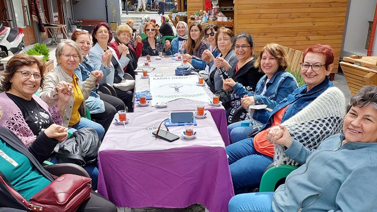 Akhisar Kadın Derneği üyeleri, kitap okuma söyleşisinde buluştu