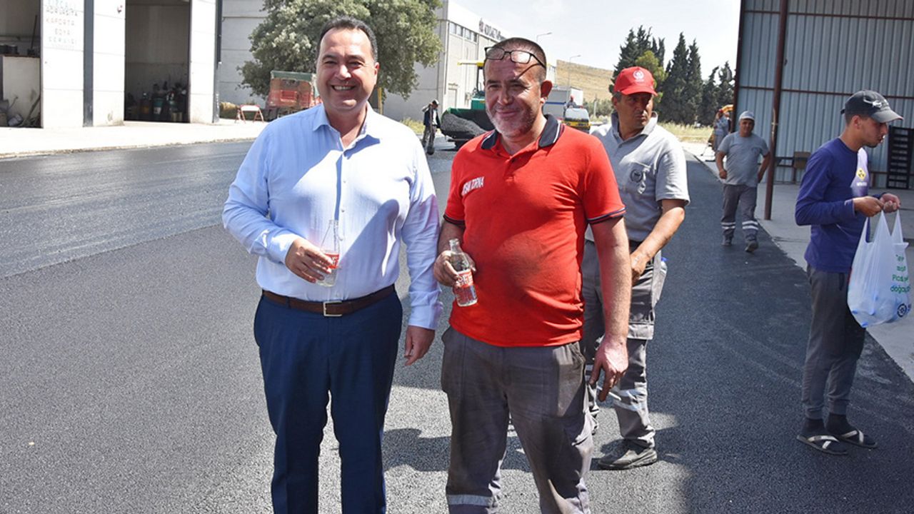 Belediye Başkanı Dutlulu, sıcakta çalışan işçilere gazoz ikram etti