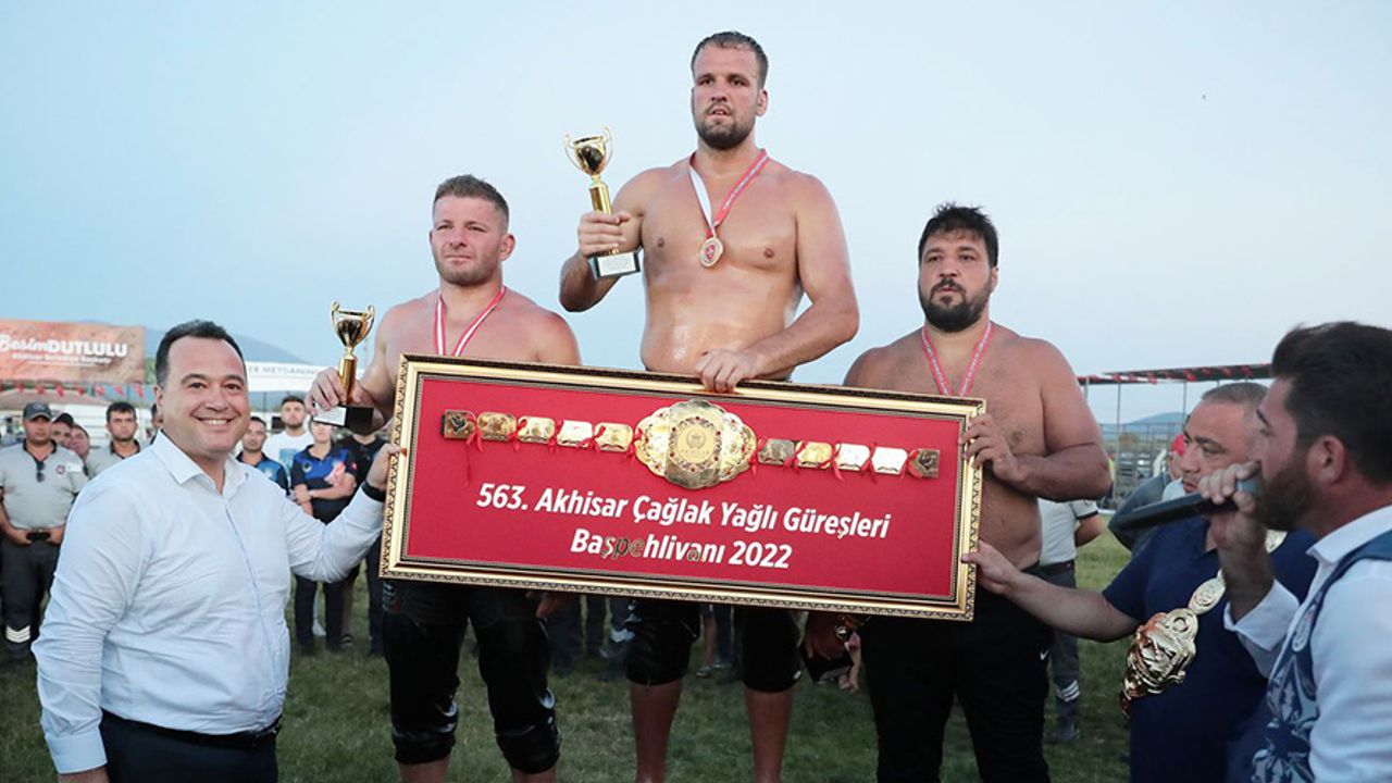 563. Akhisar Çağlak Yağlı Güreşleri’ne 70’in üzerinde başpehlivan katıldı