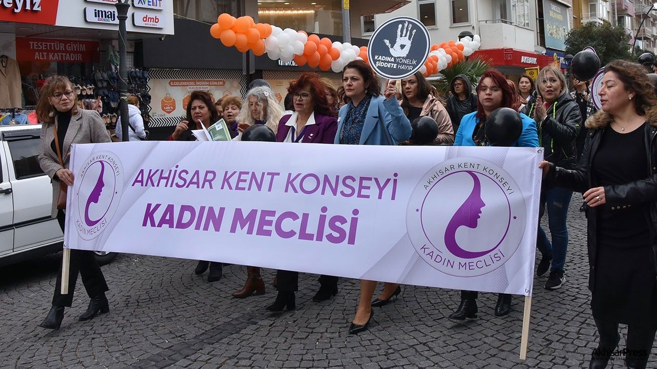 Akhisar'da Kadına Şiddete Hayır yürüyüşü