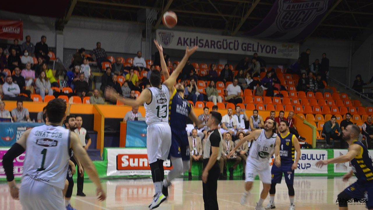 Akhisar Belediyespor basketin ipini hakemler çekti!