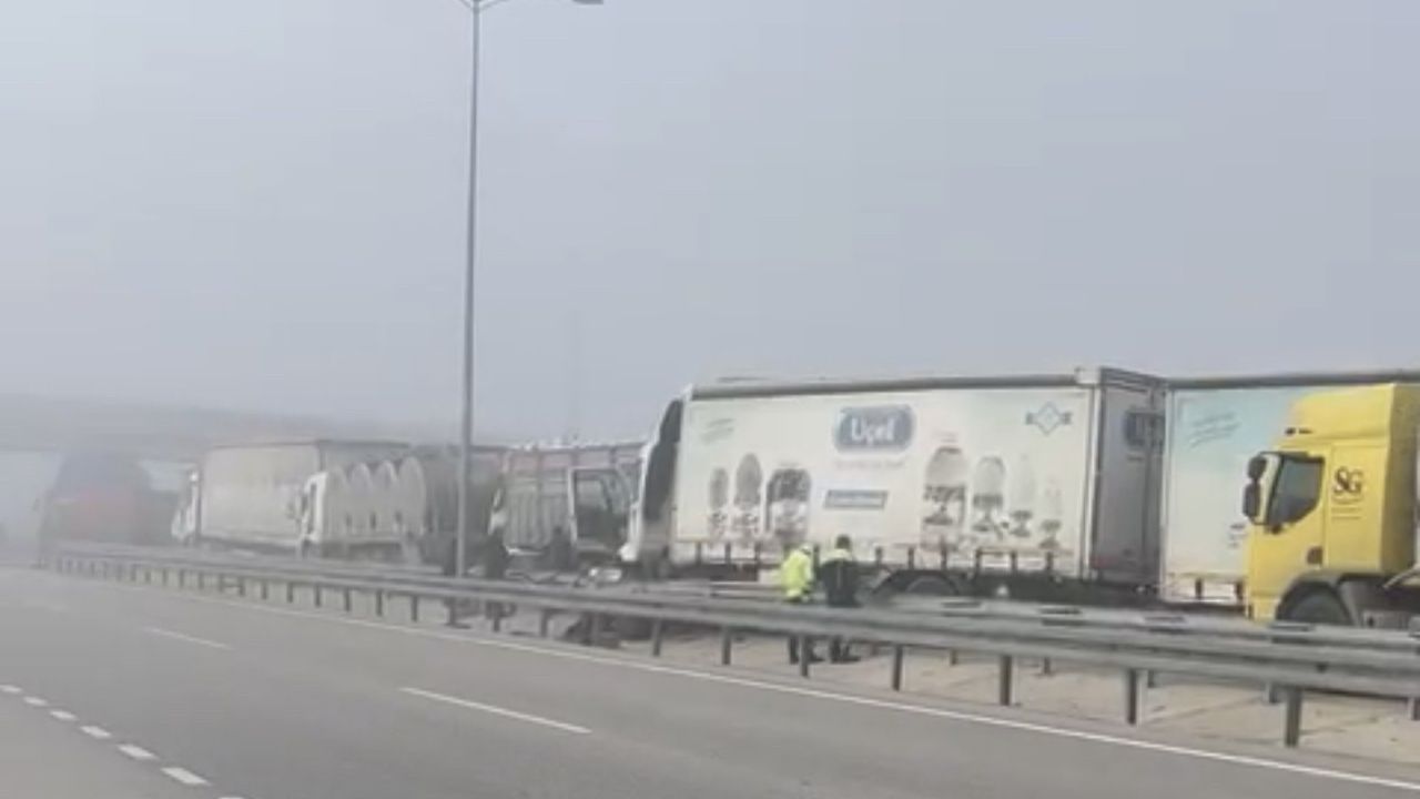 Akhisar’da zincirleme kaza: 14 araç birbirine girdi!