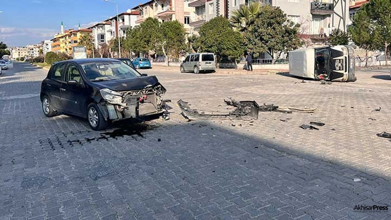 Akhisar'da şehir içinde ilginç kaza: Minibüs yan yattı!