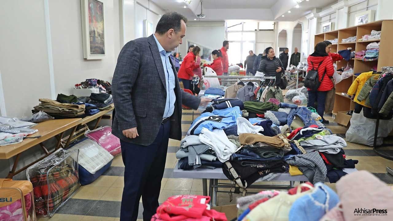 Akhisar’da depremzedeler için sosyal market ve butik kuruldu