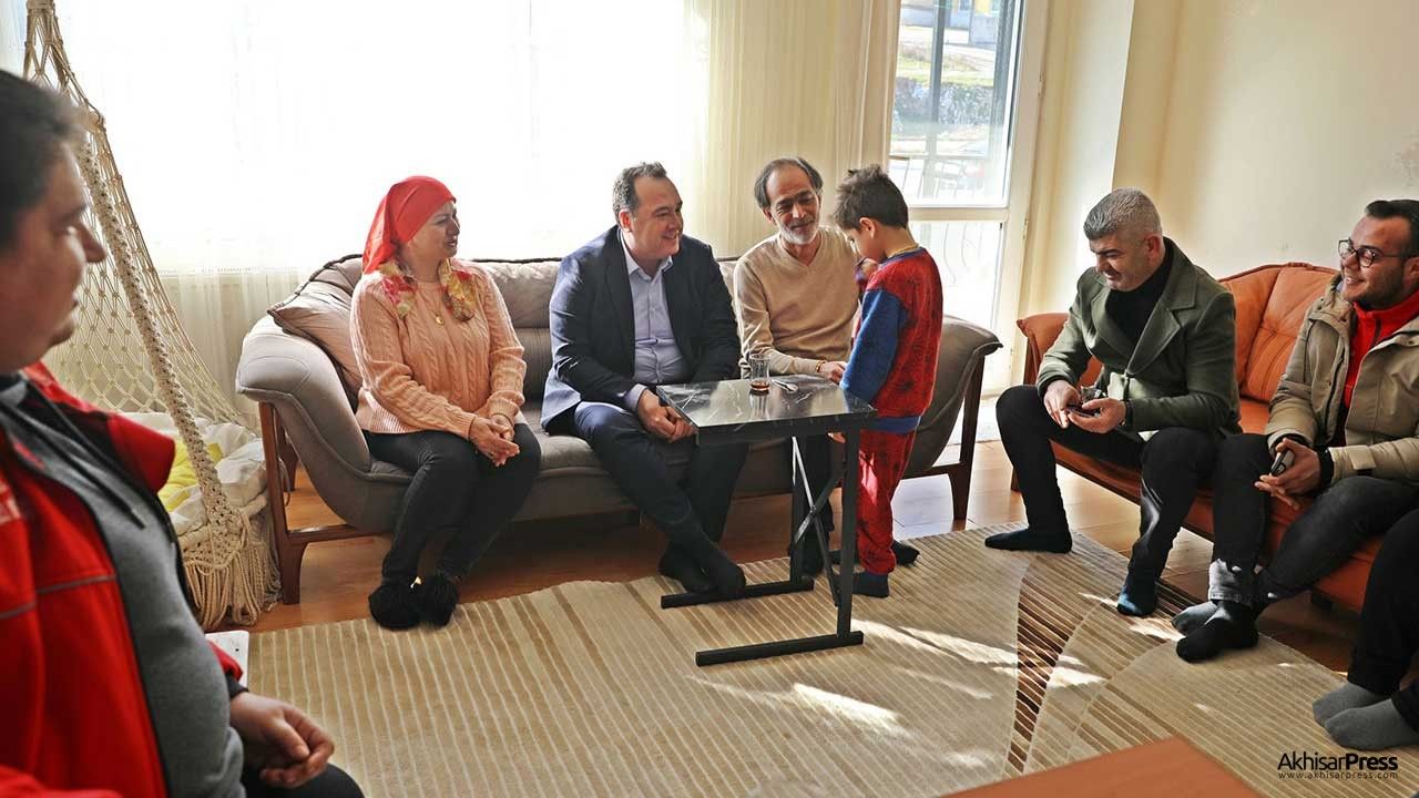 Başkan Dutlulu, Akhisar’da evlere yerleştirilen depremzedeleri ziyaret etti
