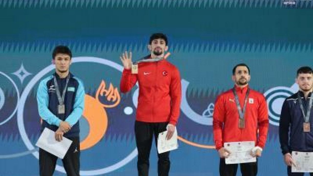 Akhisarlı güreşçi Kerem Kamal, altın madalyasını depremzedelere bağışladı