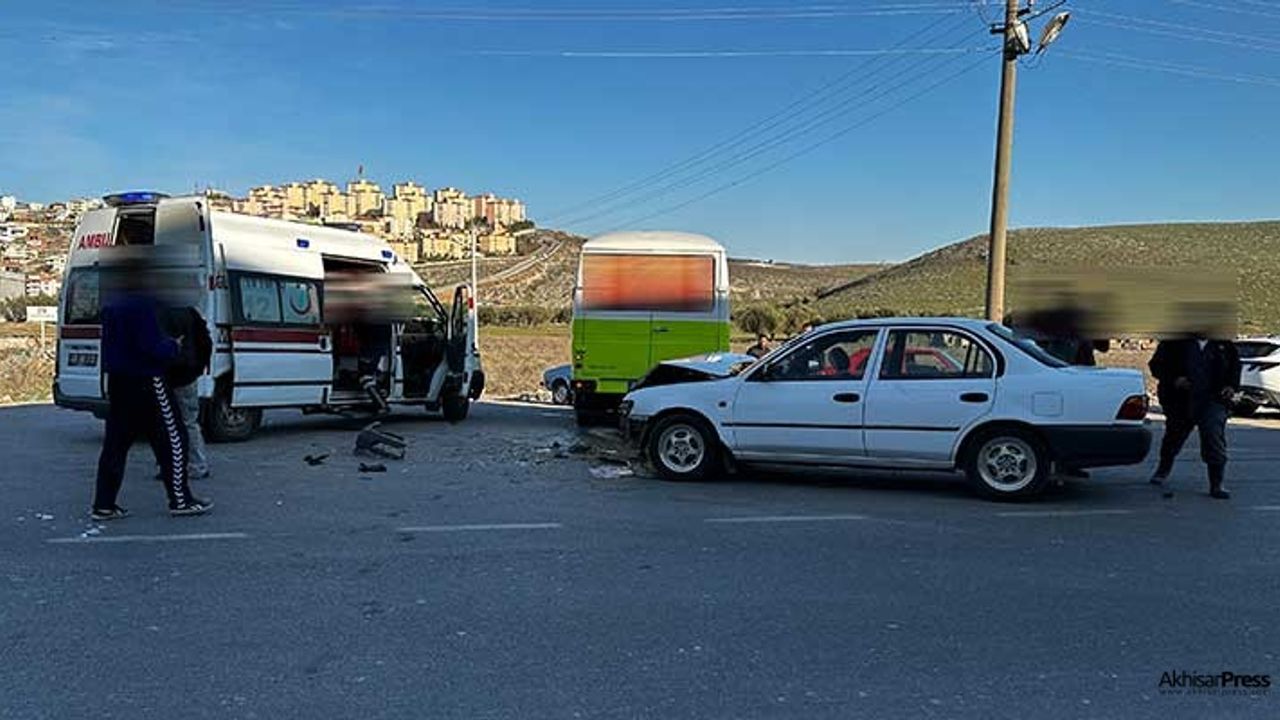 Akhisar'da Gölmarmara yolu üzerinde kaza: 2 kişi yaralandı!