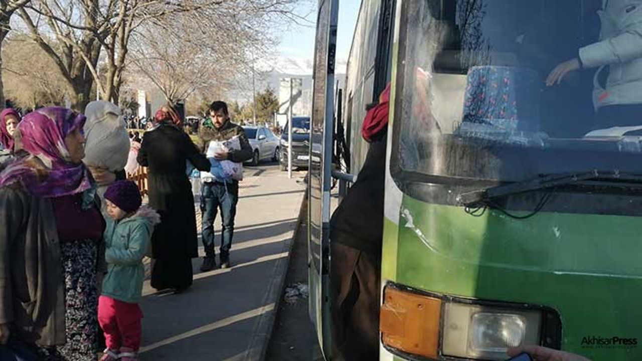 Manisa Büyükşehir, deprem bölgesindeki vatandaşları taşıyor