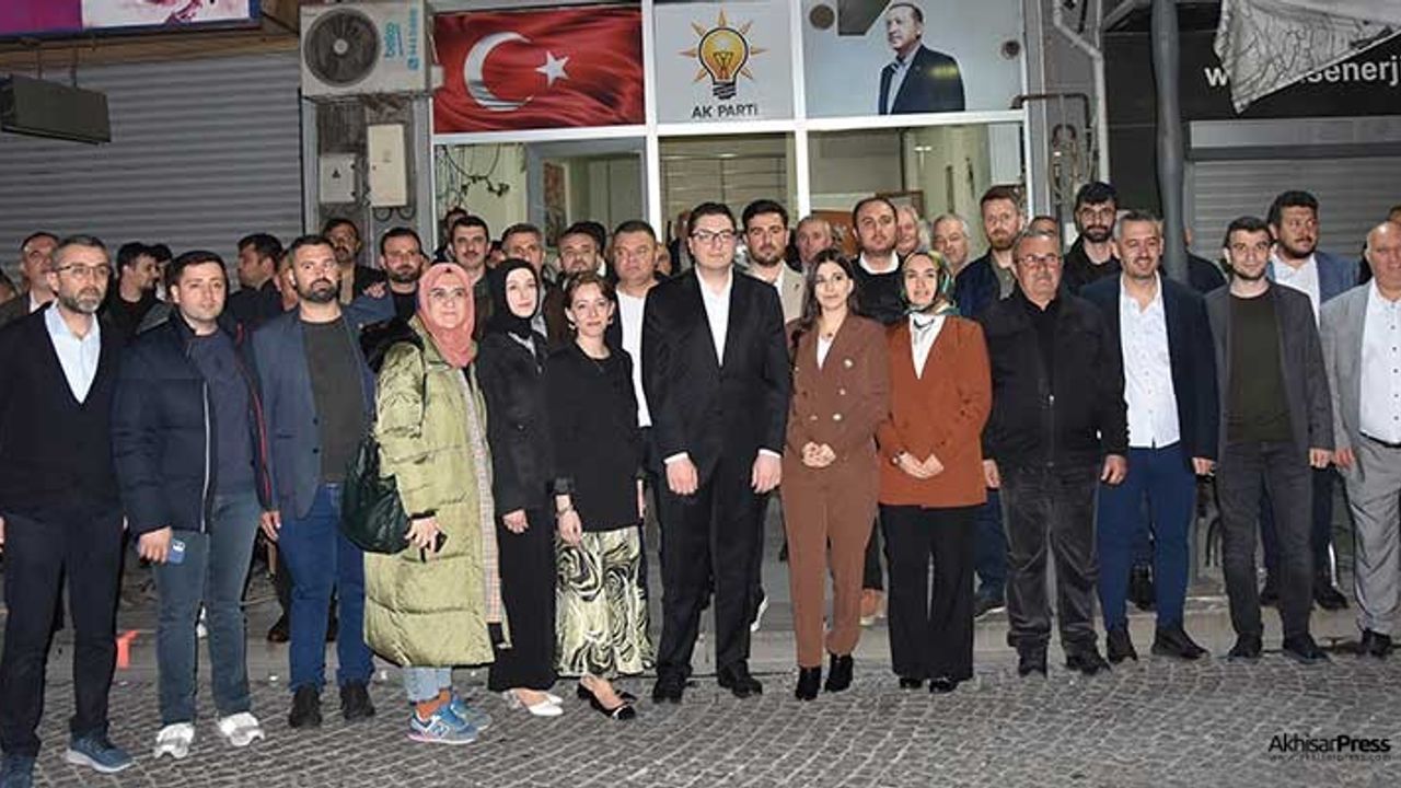 AK Parti'nin yeni ilçe başkanı İsmail Sözcüer, yeni yönetimi tanıttı