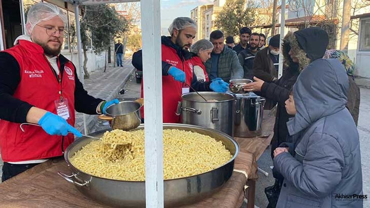 Akhisar Belediyesi, iftar için 8 noktada sıcak yemek dağıtıyor