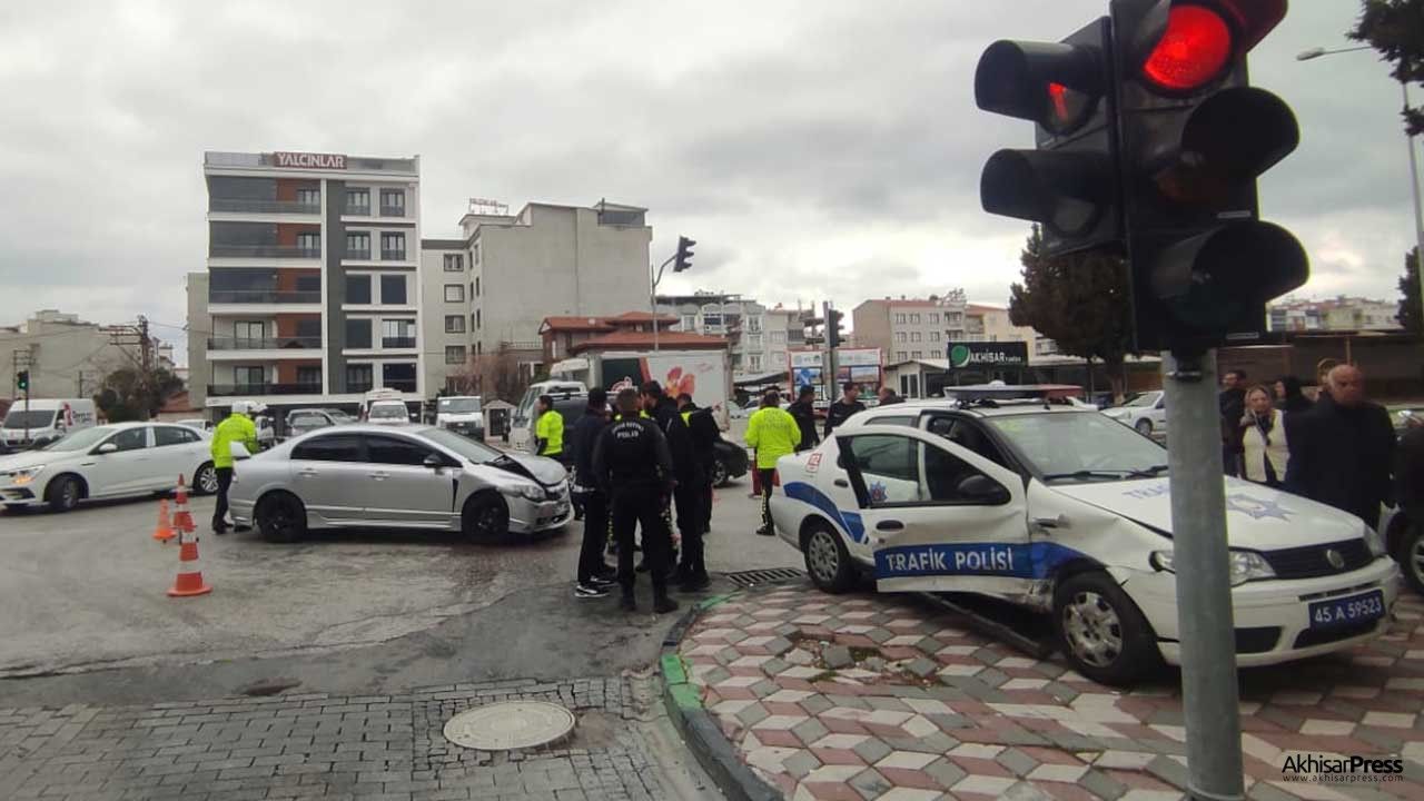 Akhisar'da trafik polisi kaza geçirdi! 3 kişi yaralandı!