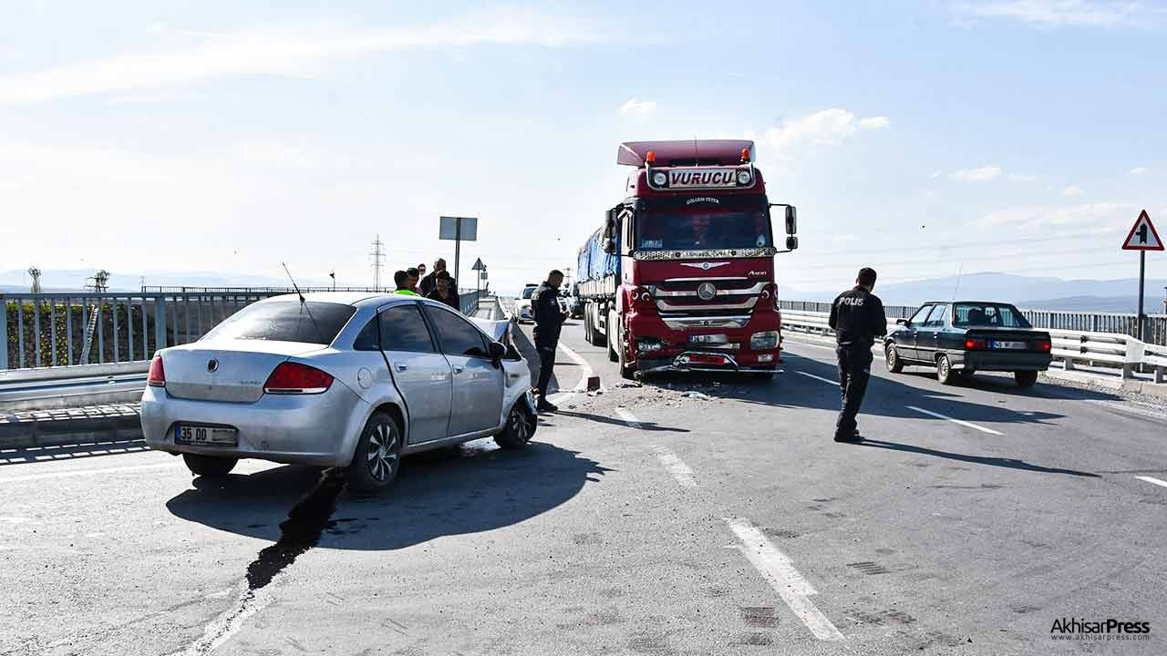 Akhisar Zeytinliova Köprüsü'nde trafik kazası: 1 kişi yaralandı!