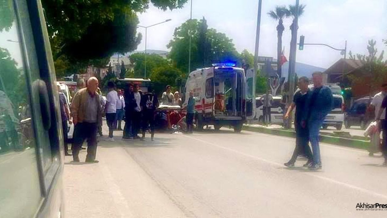 Akhisar’da motosiklet yayaya çarptı: 2 kişi yaralandı!
