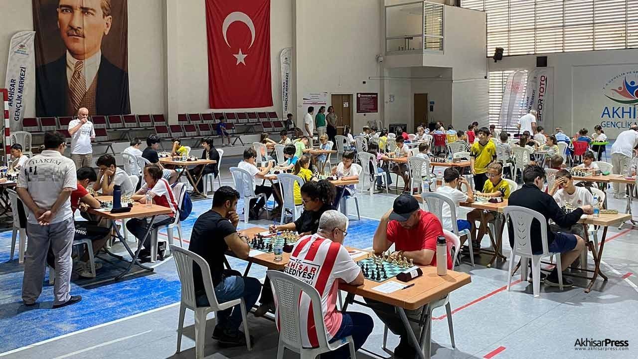 Akhisar Babalar Günü satranç turnuvası düzenlendi