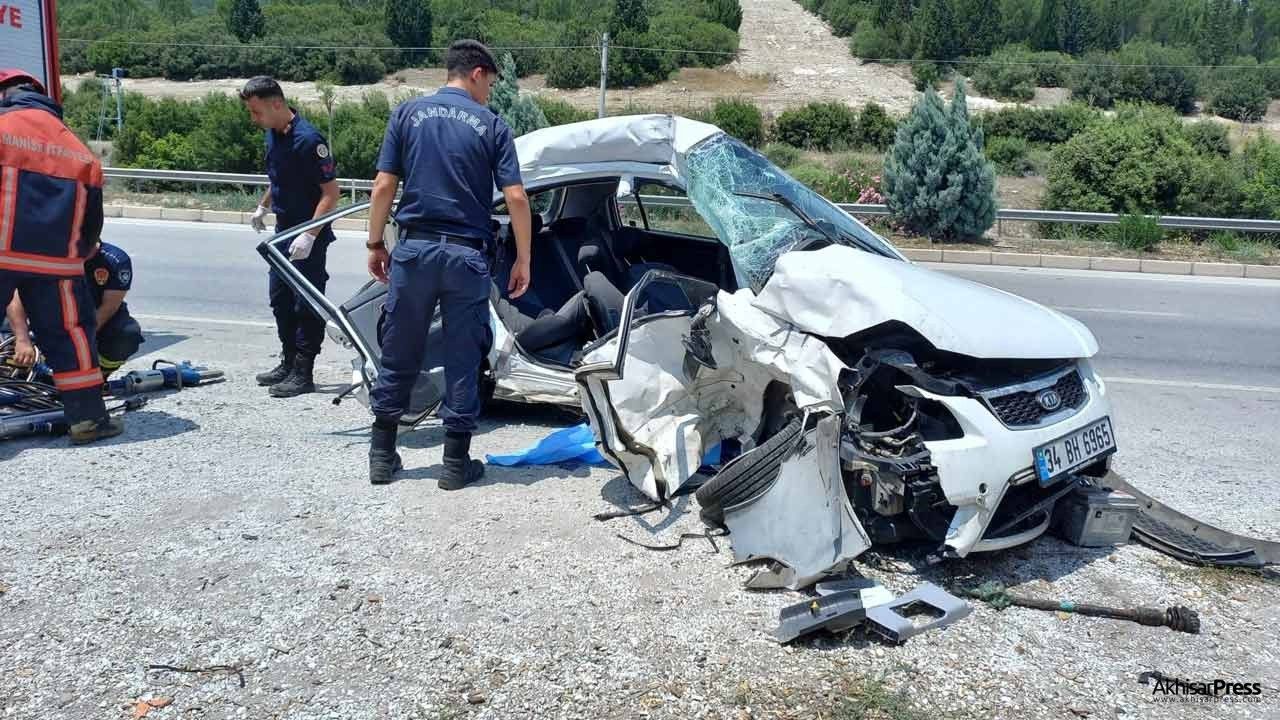 Akhisar - Saruhanlı arasında feci kaza: 1 kişi öldü, 3 kişi yaralandı!