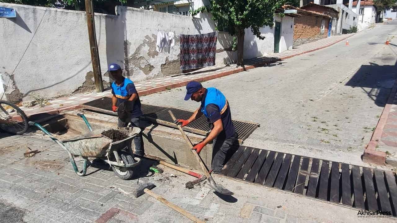 Hacıishak ve İnönü Mahallelerinin yağmur suyu ızgaralarını temizleniyor