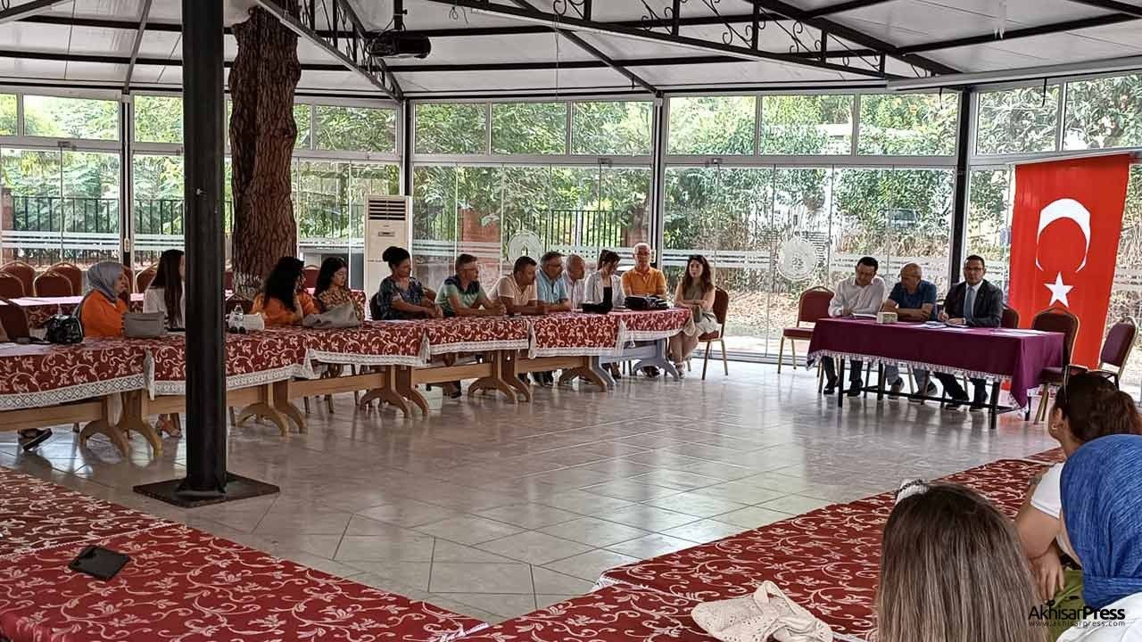 Akhisar'da özel öğretim ve kurs merkezleri ile toplantı düzenlendi