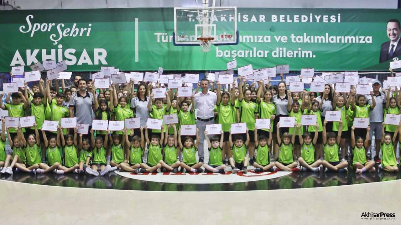 Akhisar Belediyesi’nin yaz spor okullarından binlerce genç faydalandı