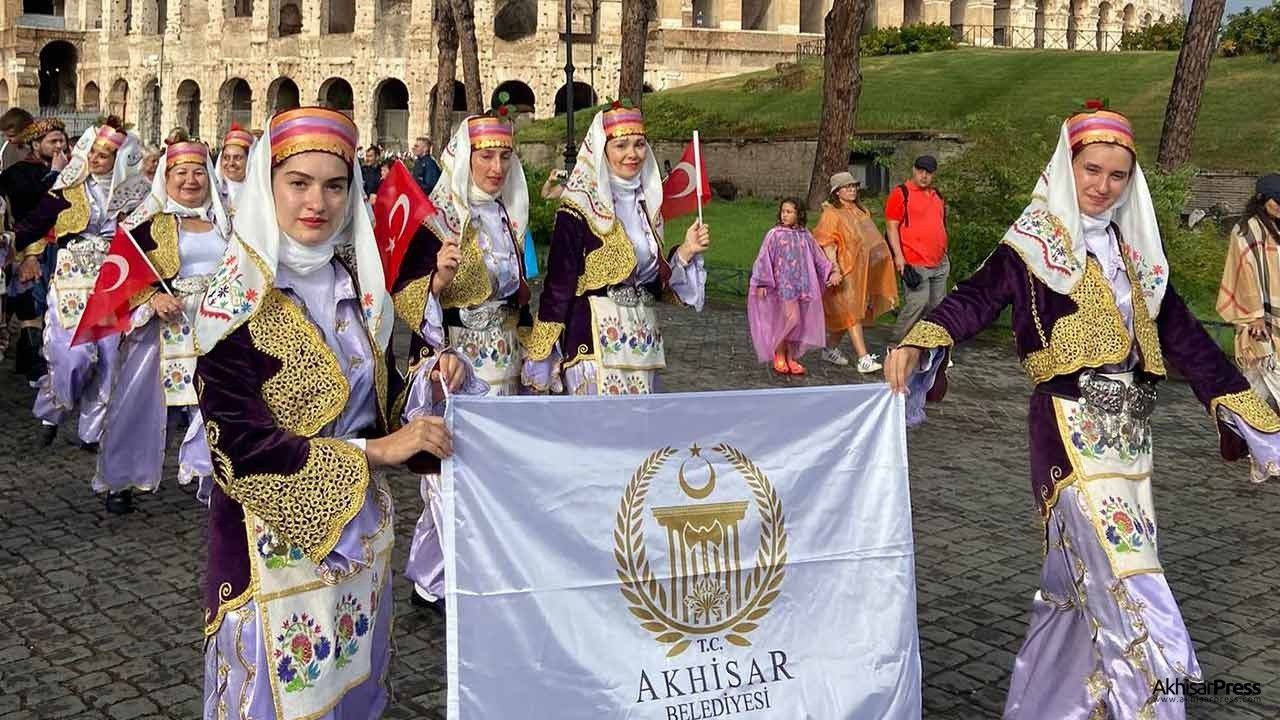 Akhisar Belediyesi Halk Oyunları Ekibi, İtalya'da Türkiye'yi temsil etti!