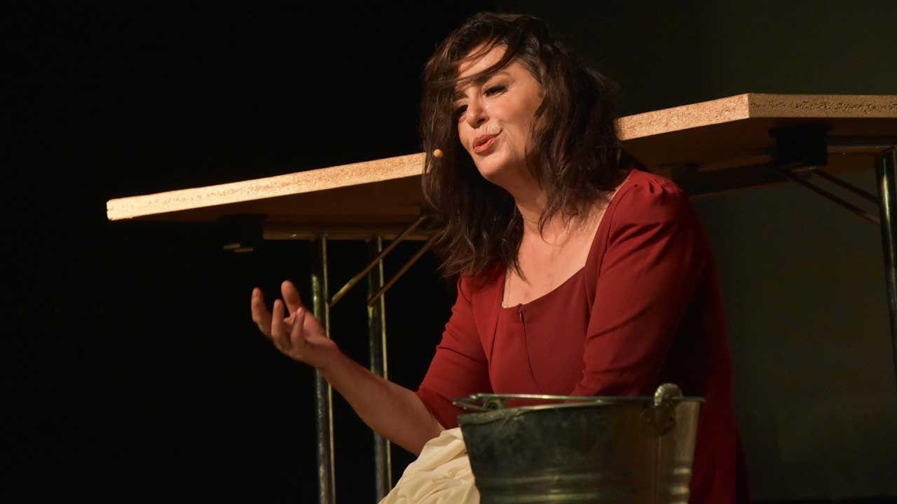 Nazan Kesal'dan, Akhisar'da "Yaralarım Aşktandır" tiyatro performansı